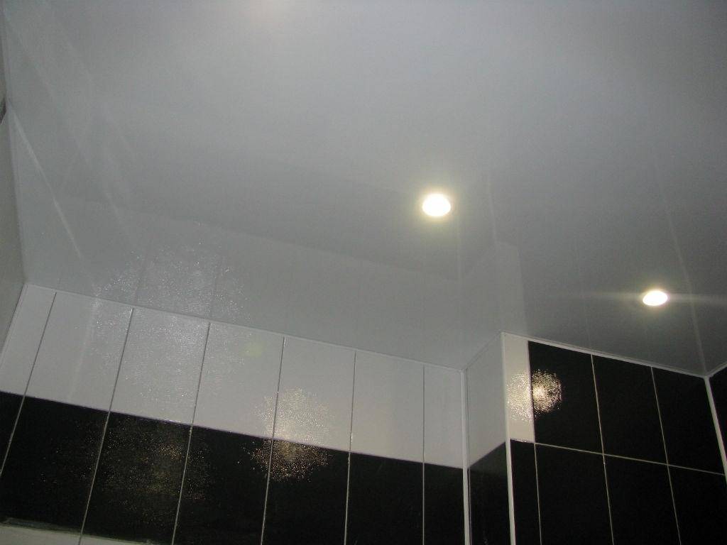 Натяжной или реечный потолок в ванной: выбор, плюсы, минусы, эксплуатация — викистрой