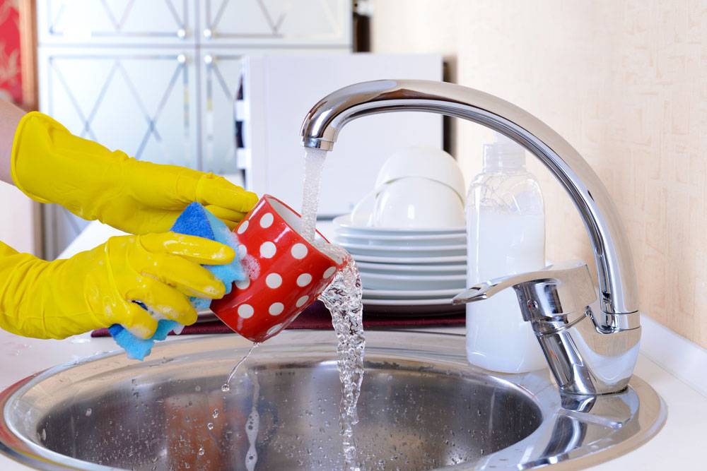 Можно ли мыть мультиварку под краном полностью?