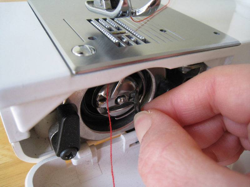 Петляет нижняя строчка швейной машины: причины и способы устранения неисправности - shvejka.com