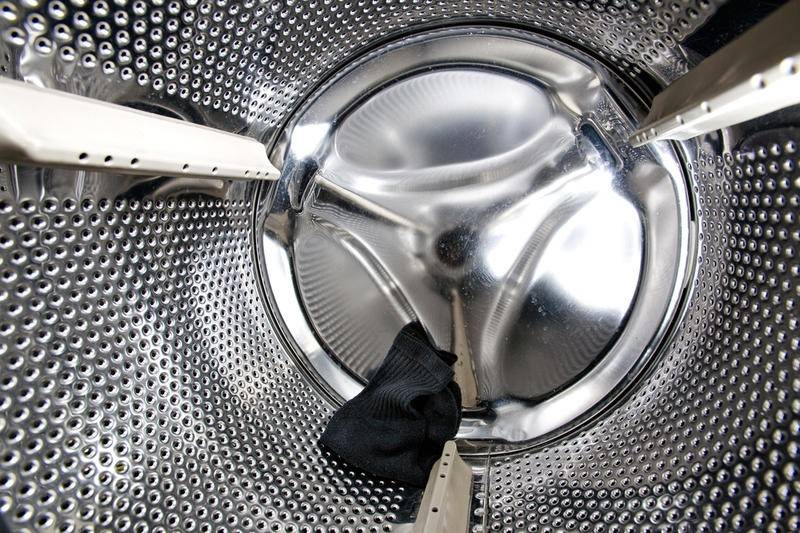 Как вытащить застрявший носок из стиральной машины?