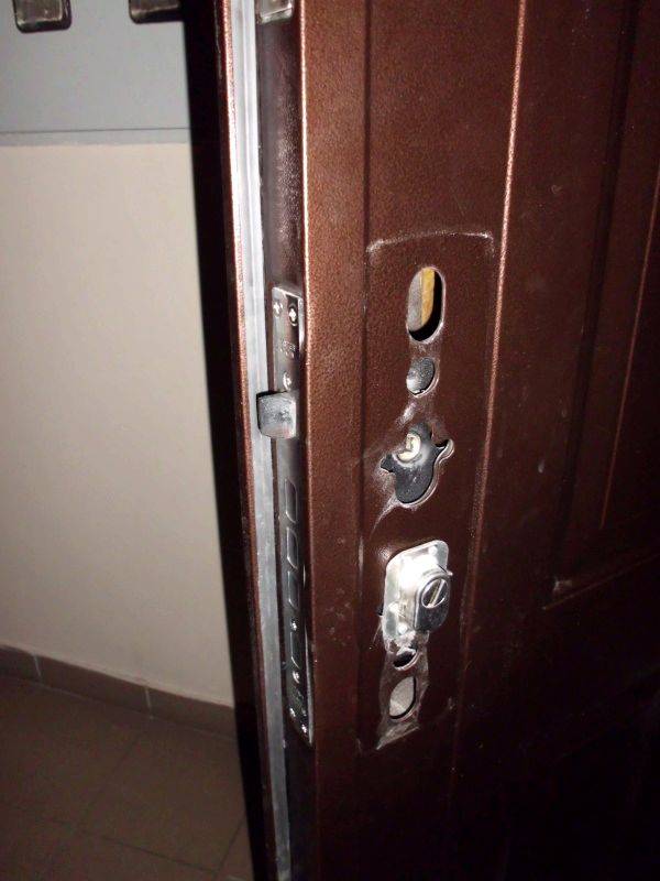 Вырвало петли от шкафа из дсп: причины, как отремонтировать дверцу