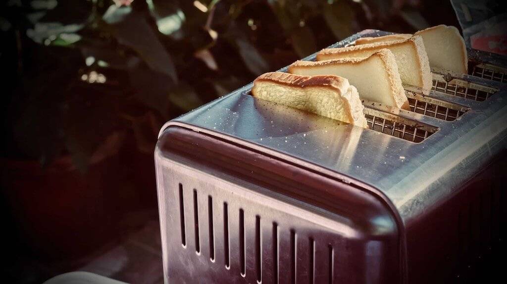 Можно ли мыть тостер и как почистить тостер внутри от крошек и нагара - основные правила очистки