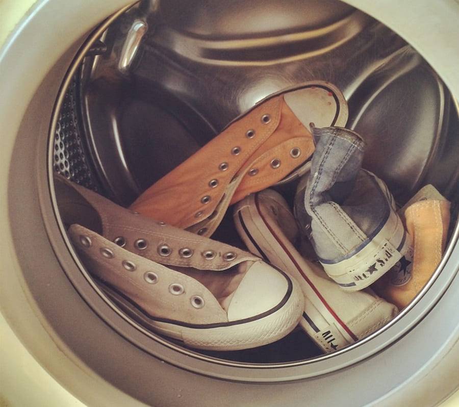 Как безопасно и эффективно постирать обувь в стиральной машине