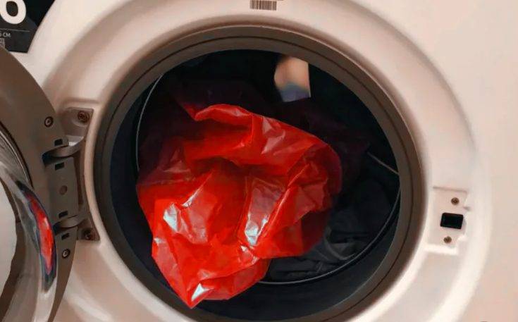 Зачем нужно класть в стиральную машину целлофановый пакет
