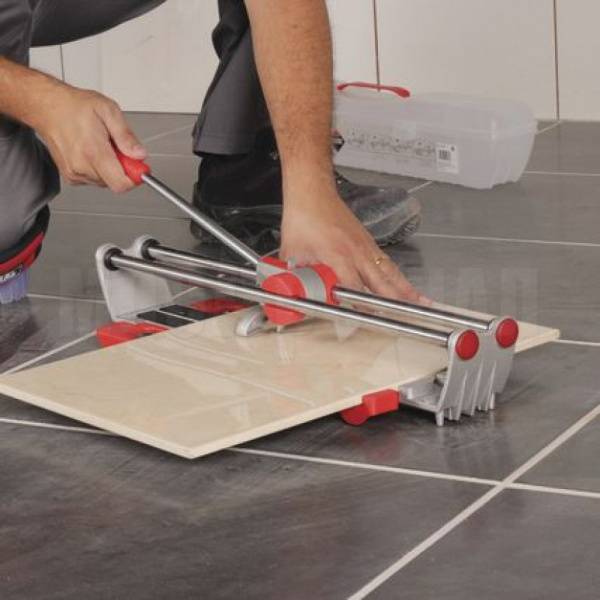 Как резать плитку ручным плиткорезом или болгаркой: ровно и без сколов - строительство и ремонт