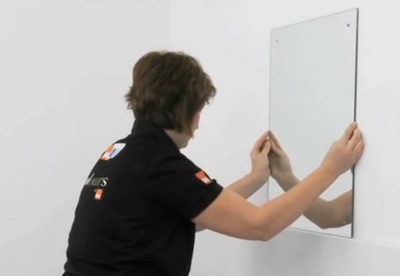 Как прикрепить зеркало к стене