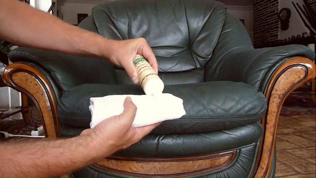 Чем отмыть зеленку с дивана: как убрать пятна с кожаной мебели, почистить обивку из другой ткани, каким образом спасти светлую или белую?