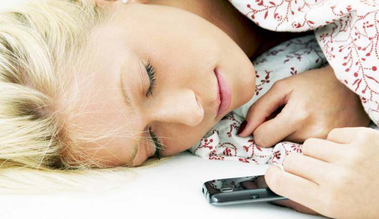 Насколько вредно спать рядом со смартфоном, ответ китайского ученого