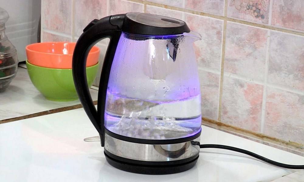 Можно ли кипятить горячую воду из-под крана (например, для чая), почему нельзя ее пить даже после кипячения?