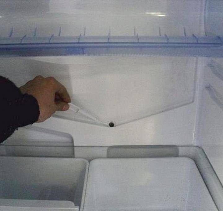 Как прочистить дренажное отверстие в холодильнике своими руками | устройство дренажной системы: ремонт, как промывать засор, запах | схема дренажной системы холодильника: где находятся трубки?