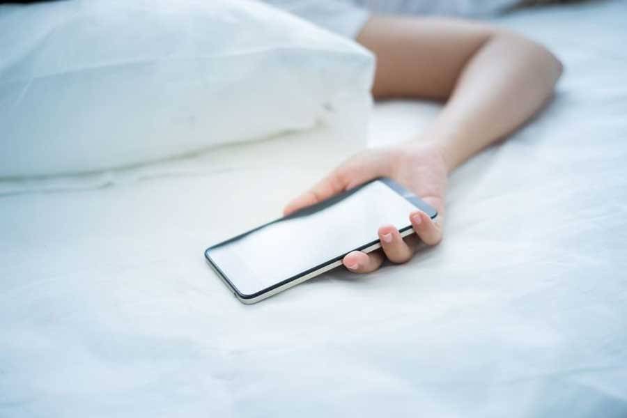 Спать с телефоном: 5 веских причин этого не делать