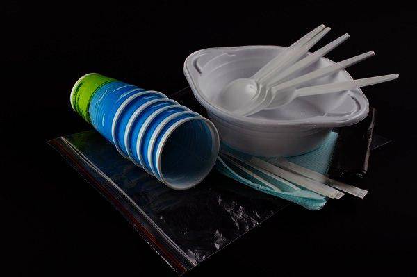 Не нагревать: опасно ли пить и есть из пластиковой посуды — wonderzine