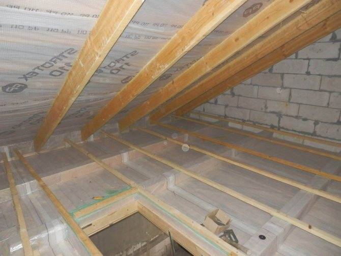 Как положить пароизоляцию на потолок со стороны чердака? - строим сами