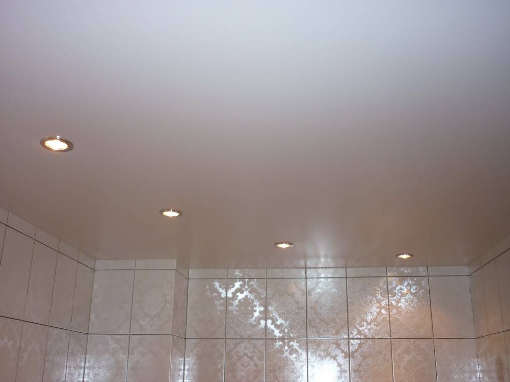 Натяжной потолок в ванной: плюсы и минусы выбора | плюсы и минусы