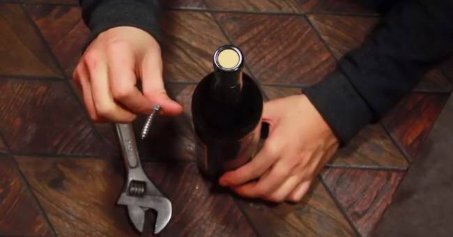 7 способов открыть вино без штопора