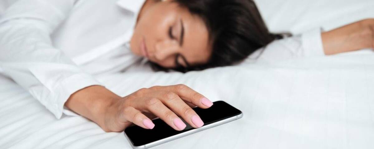 Почему нельзя держать телефон под подушкой