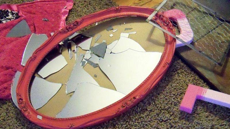 Что делать, если разбилось зеркало случайно: к чему это, толкования, основные действия
