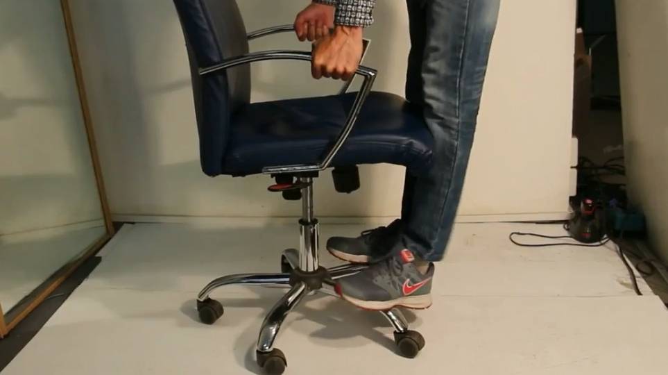 Сделать кресло офисное. Сломанный компьютерный стул. Самодельное компьютерное кресло. Сломанное офисное кресло. Починить стул компьютерный.