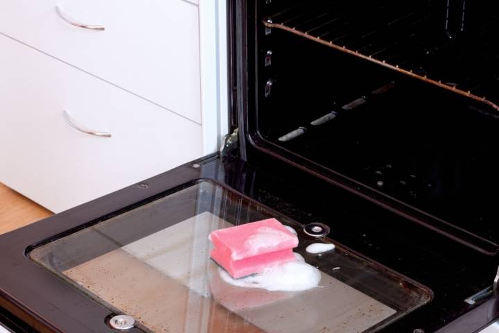 Правила выбора термостойкого клея для стекла духовки и инструкция по работе