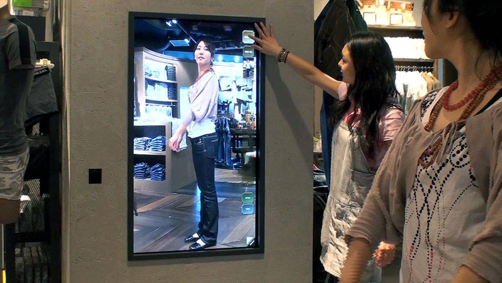 Бесплатный ai mirror. Умное зеркало для магазина одежды. Виртуальная зеркала в магазине. Умное зеркало в будущем. Интерактивная примерочная в музее.