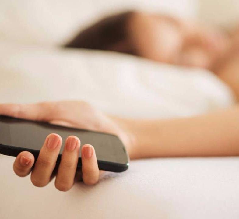 Почему не стоит спать с мобильником под подушкой: 5 причин