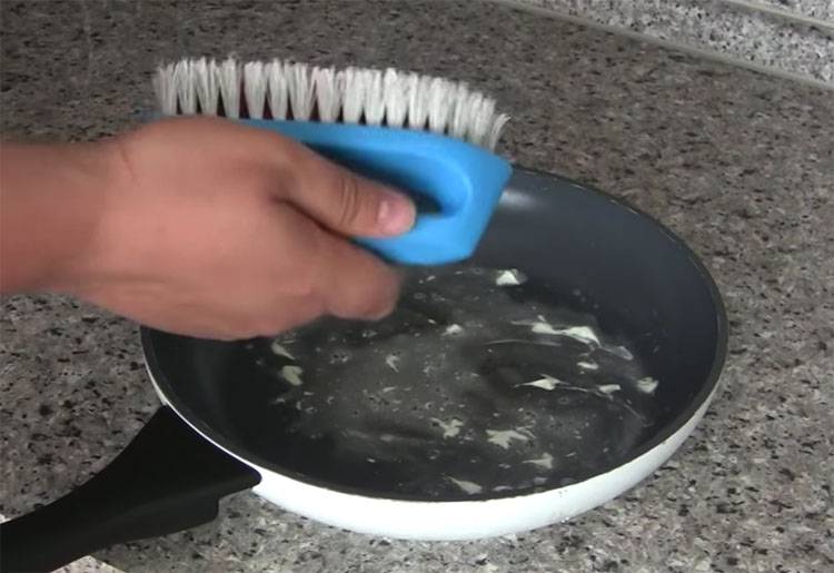 Как и чем отмыть пластиковую посуду в домашних условиях