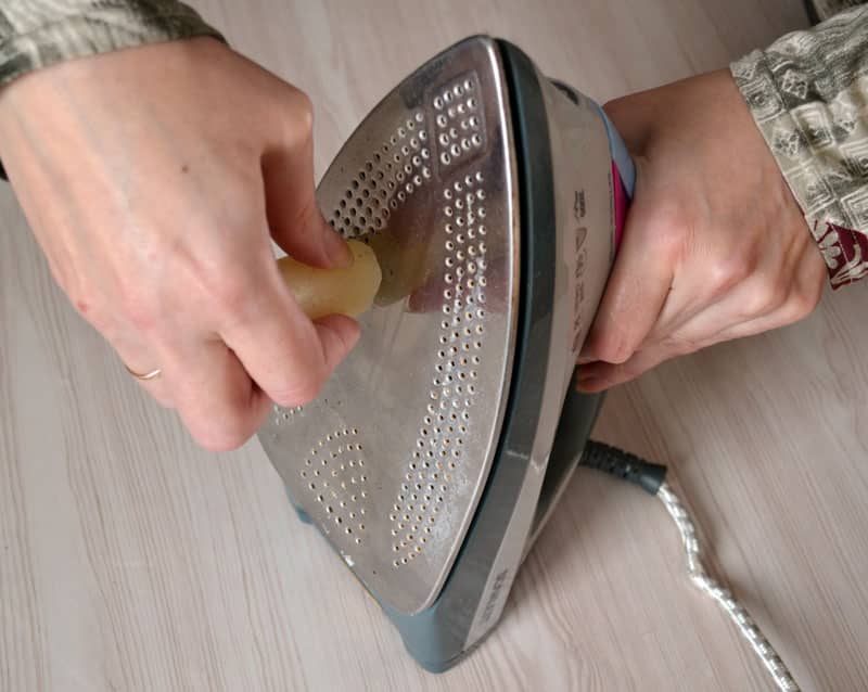 Как очистить утюг с тефлоновым покрытием: чем удалить пригоревшую ткань с подошвы