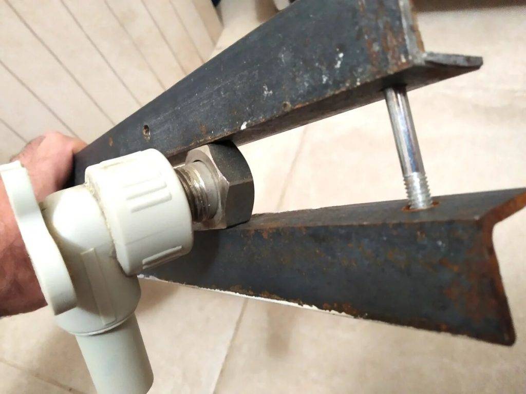 Как закрутить болт без ключа