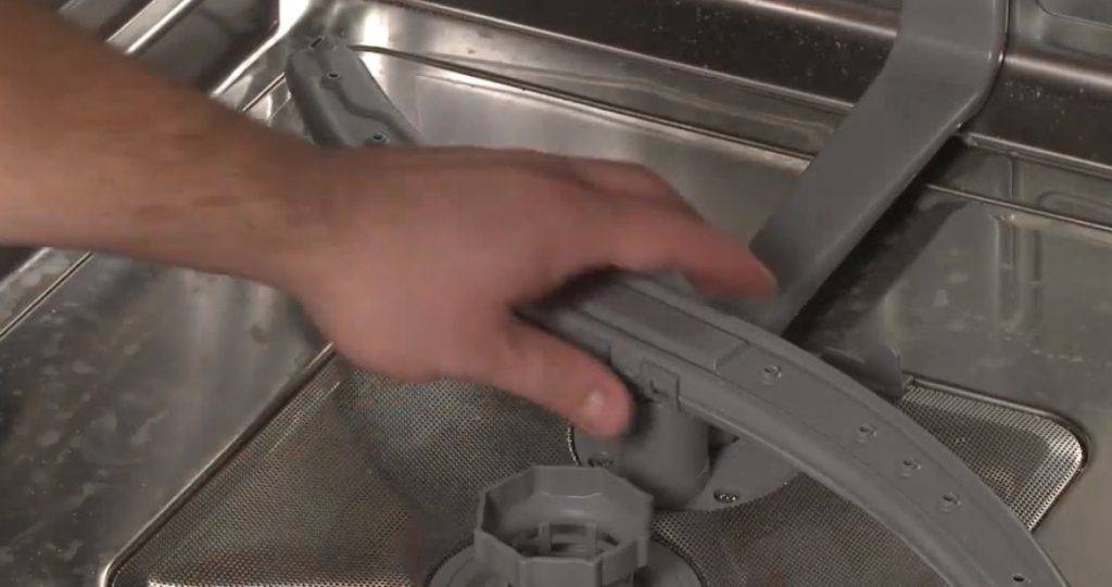 Почему поднимается вода в посудомоечной машине