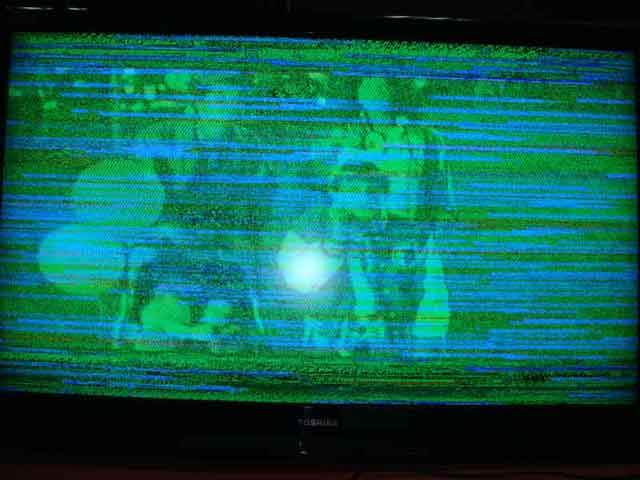 Зеленые полосы на телевизоре. Телевизор самсунг рябит экран. Дефекты матрицы ЖК телевизора. Зелёная рябь на экране телевизора.