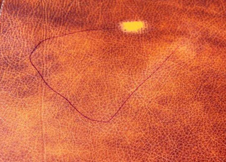Чем и как оттереть ручку с кожаного дивана: как вывести шариковую ручку с кожзама стула или из ткани