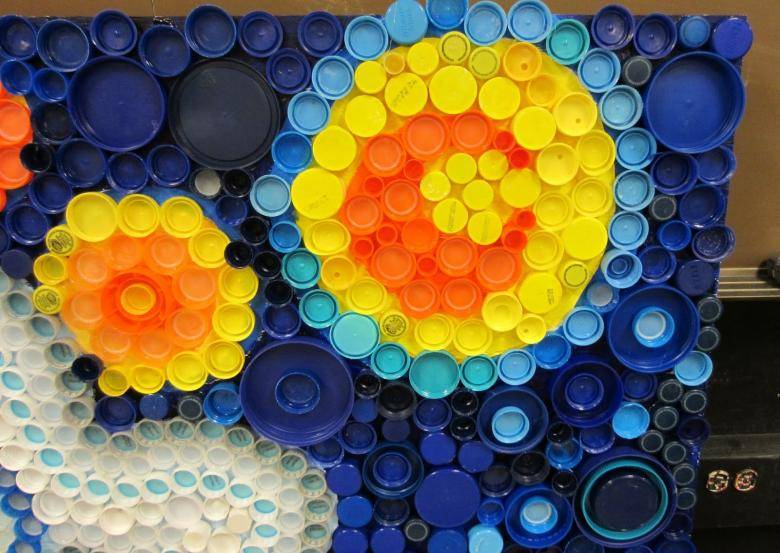 Поделки из пластиковых крышек: что можно сделать из пластиковых крышек своими руками? учимся делать креативные поделки (140 фото + видео)