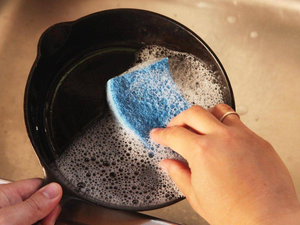 Простые советы, как быстро помыть посуду вручную