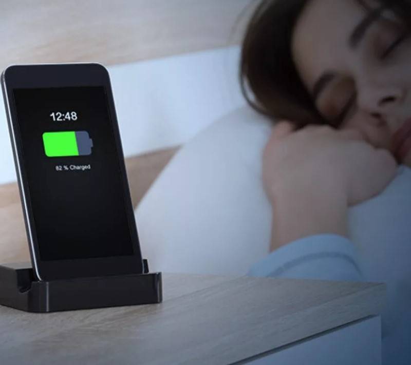Почему опасно спать с телефоном под подушкой
