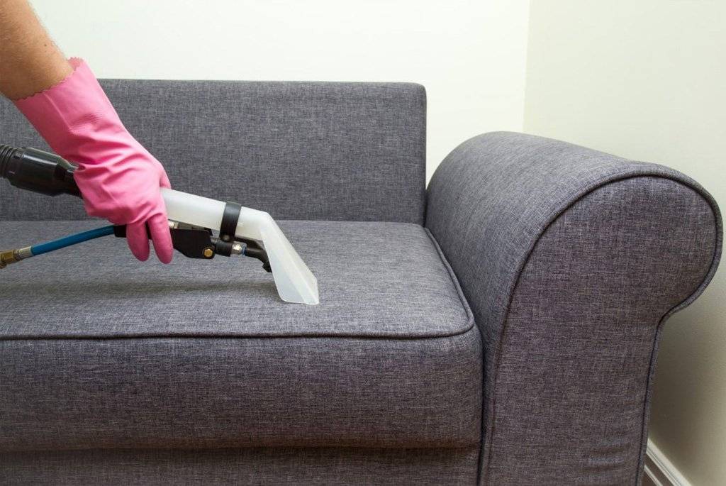 Очищаем диван от пятен в домашних условиях