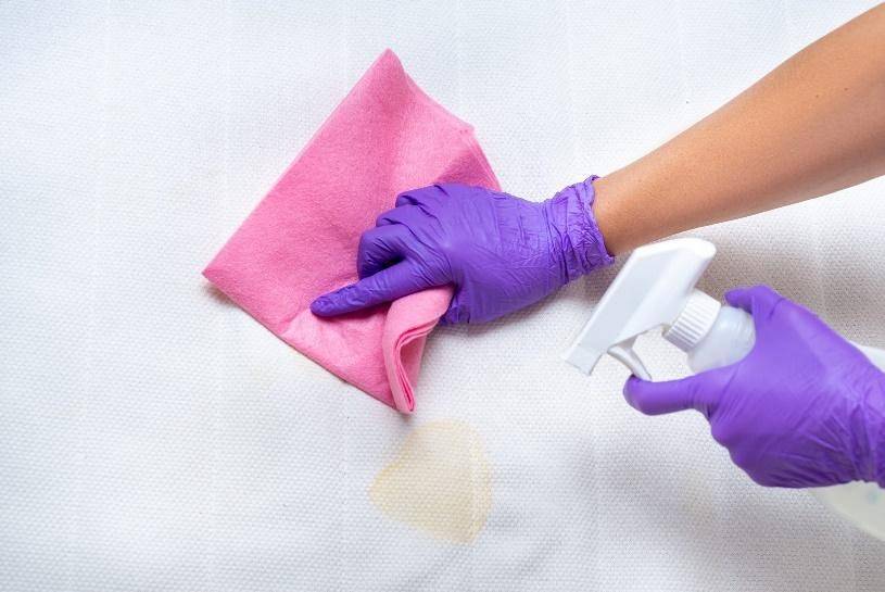 Как почистить матрас? – в домашних условиях от пятен и запаха