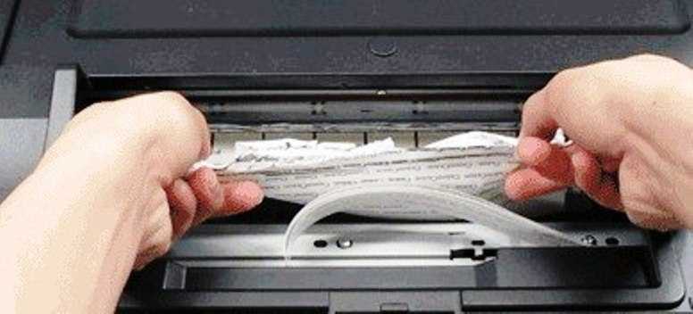 Замятие бумаги в принтере. как самостоятельно вытащить застрявшую бумагу из принтера? фото