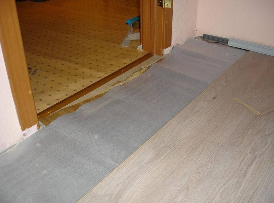 Как стелить теплый пол под линолеум на деревянный пол | строимдом