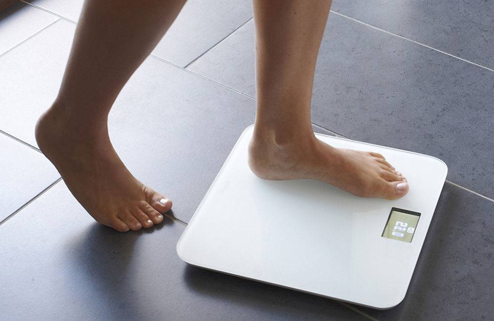 Почему электронные весы показывают разный вес?