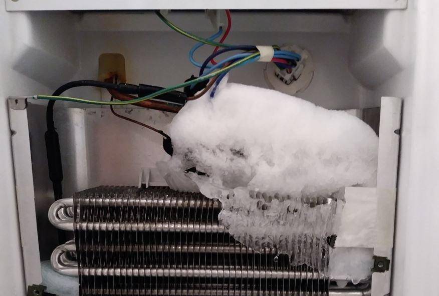 Почему стучит холодильник. Испаритель холодильника NF 172. Холодильник Индезит ноу Фрост намерзает лед. Намораживает испаритель холодильник Атлант. Испаритель холодильника Supra rf54.