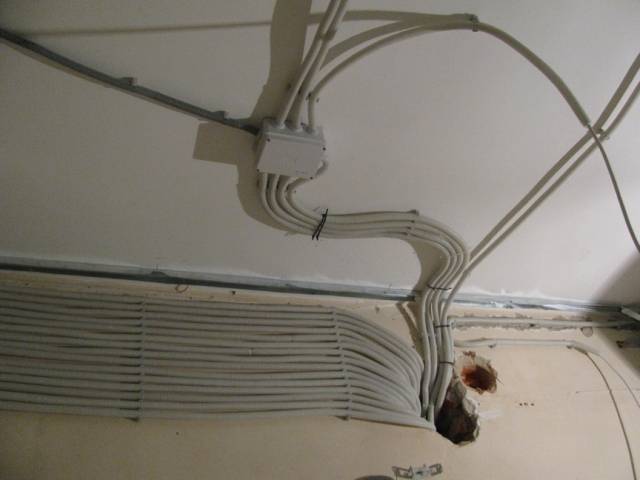Как проводить монтаж разводки проводки в квартире панельного дома своими руками: электромонтаж, замена по старым каналам