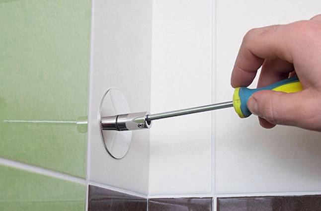 Самостоятельный ремонт в ванной начинается с малого: крепление полотенцесушителя к стене
