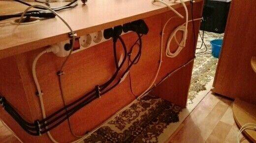 Я научилась прятать провода от компьютера — теперь под столом всегда аккуратно