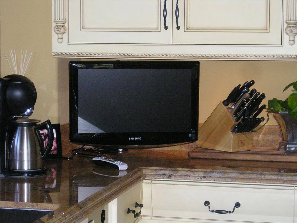 Можно ли ставить телевизор на холодильник на кухне, какой вес неопасен - чистка про