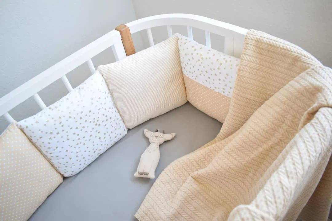 Как необходимо стирать бортики в кроватку для новорожденных?