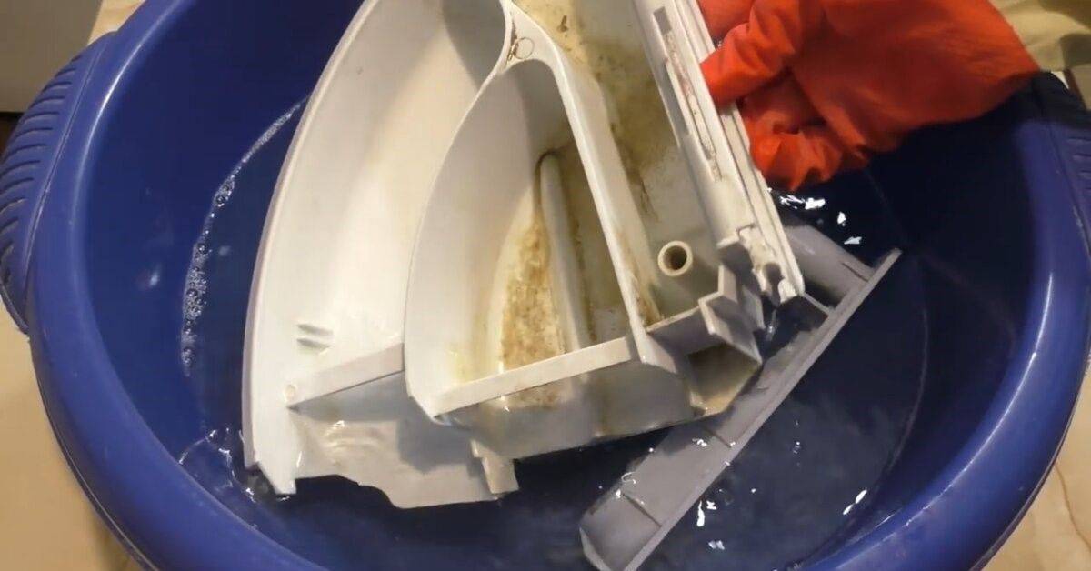 Как почистить лоток для порошка в стиральной машине, чем отмыть?