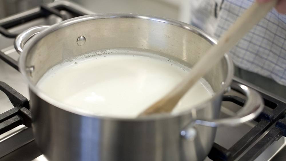 Кипяченое молоко - нужно ли кипятить и чем оно полезно