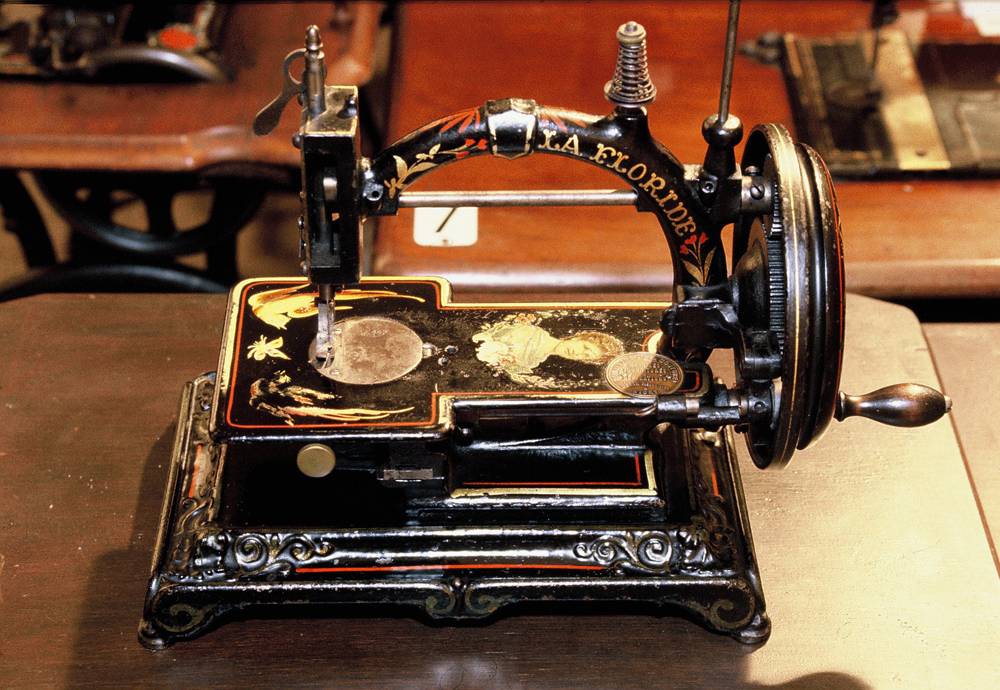 Швейная машинка 17. Швейная машинка Зингер 18 века. Швейная машинка Зингер 18-19 века. Швейная машинка 1755 года.