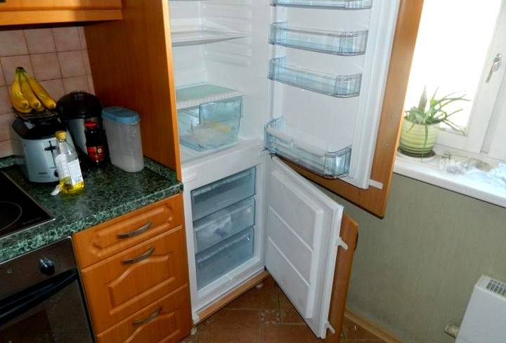 Можно ли встроить обычный холодильник в кухню: идеи и советы