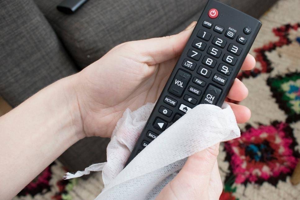 Как почистить пульт от телевизора внутри и снаружи от грязи